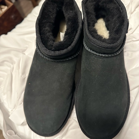 Authentic UGG short boots never worn. - Picture 4 of 8